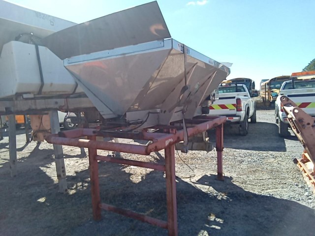 BUY HENDERSON 7X304SSX 2004 ONE TON SPREADER, Abingdon Auto Auction, Inc.